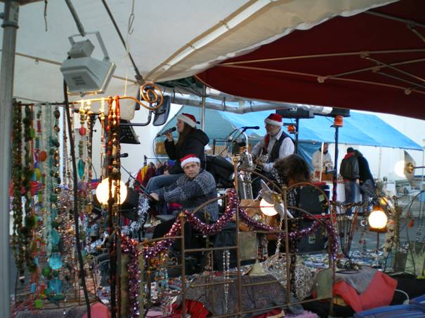 La Rosalie en musique passe entre les &eacute;tals d'un march&eacute;