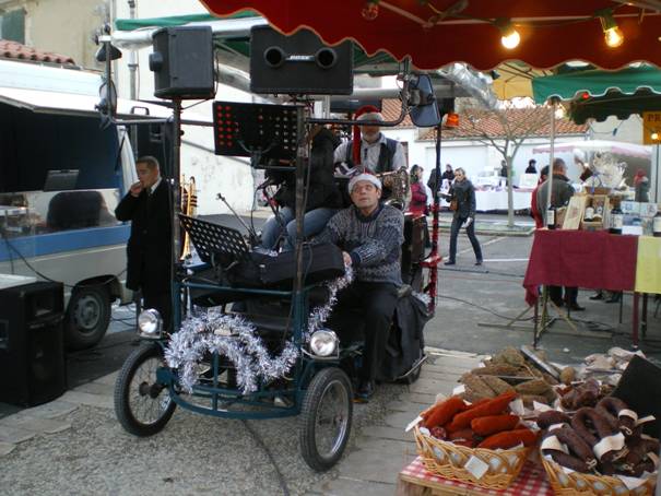 La Rosalie en musique passe entre les &eacute;tals d'un march&eacute;
