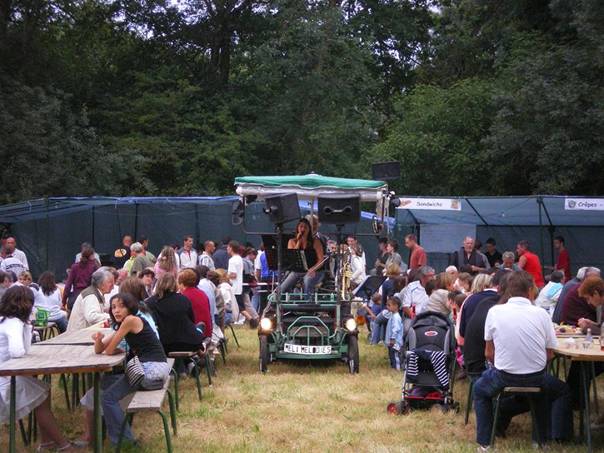 La Rosalie anime un d&icirc;ner champ&ecirc;tre